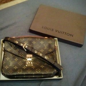 pochette metis monogram